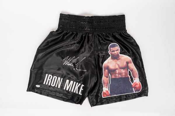 Mike Tyson  Pantaloncini autografati  Cert. JSA  - Asta Pop Culture / Memorabilia e Card - Associazione Nazionale - Case d'Asta italiane