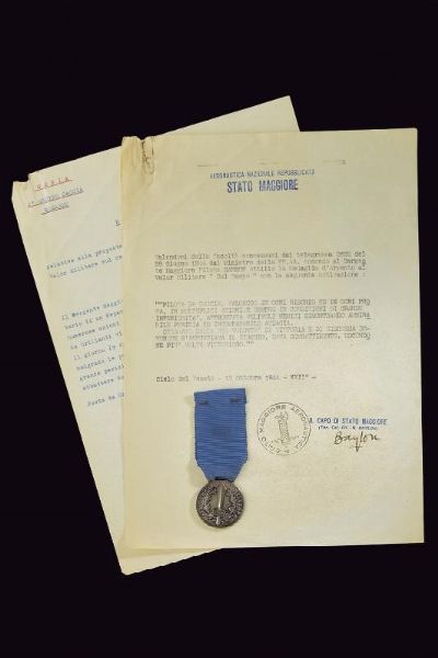 Medaglia al valore militare in argento con documento  - Asta Medaglie, Ordini e Decorazioni - Associazione Nazionale - Case d'Asta italiane