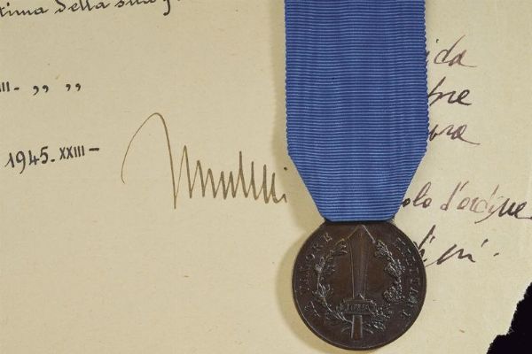 Medaglia al valore militare in bronzo con documento  - Asta Medaglie, Ordini e Decorazioni - Associazione Nazionale - Case d'Asta italiane