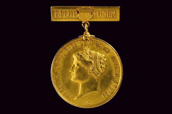 Medaglia d'oro conferita dal Presidente degli Stati Uniti d'America  - Asta Medaglie, Ordini e Decorazioni - Associazione Nazionale - Case d'Asta italiane