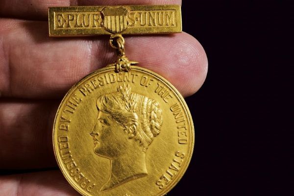 Medaglia d'oro conferita dal Presidente degli Stati Uniti d'America  - Asta Medaglie, Ordini e Decorazioni - Associazione Nazionale - Case d'Asta italiane