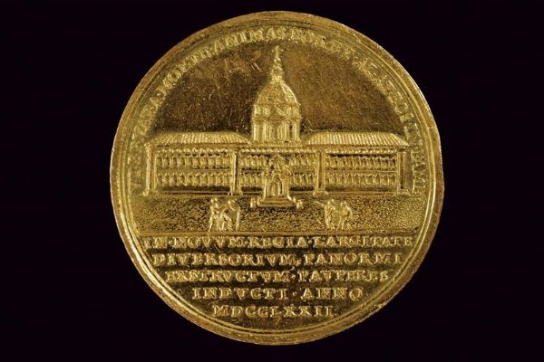 Medaglia commemorativa per la costruzione dell'albergo dei poveri in Palermo  - Asta Medaglie, Ordini e Decorazioni - Associazione Nazionale - Case d'Asta italiane