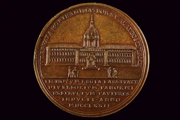 Medaglia commemorativa per la costruzione dell'albergo dei poveri in Palermo  - Asta Medaglie, Ordini e Decorazioni - Associazione Nazionale - Case d'Asta italiane