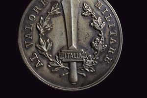 Medaglia al valore militare in argento con documento  - Asta Medaglie, Ordini e Decorazioni - Associazione Nazionale - Case d'Asta italiane