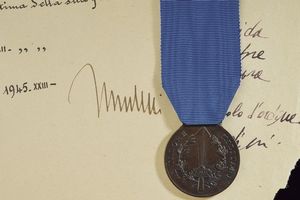 Medaglia al valore militare in bronzo con documento  - Asta Medaglie, Ordini e Decorazioni - Associazione Nazionale - Case d'Asta italiane