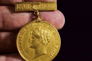 Medaglia d'oro conferita dal Presidente degli Stati Uniti d'America  - Asta Medaglie, Ordini e Decorazioni - Associazione Nazionale - Case d'Asta italiane