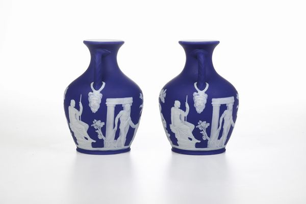 Coppia di vasi Portland.<BR>Inghilterra, Manifattura Wedgwood, 1900 circa.<BR>  - Asta Ceramiche - Associazione Nazionale - Case d'Asta italiane