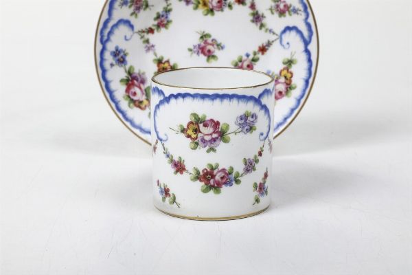 Tazza con piattino.<BR>Francia, Vincennes (?), 1754 (?).<BR>  - Asta Ceramiche - Associazione Nazionale - Case d'Asta italiane