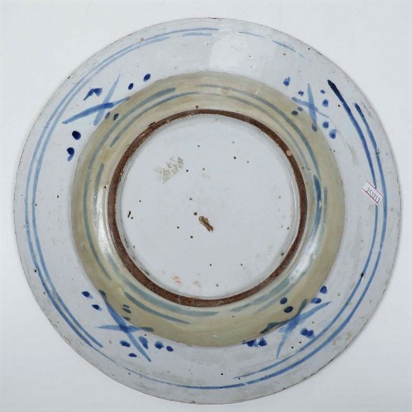 Tre piatti.<BR>Liguria, XVII-XVIII secolo e un piatto Francia, Nevers, seconda met del XVII secolo.  - Asta Ceramiche - Associazione Nazionale - Case d'Asta italiane