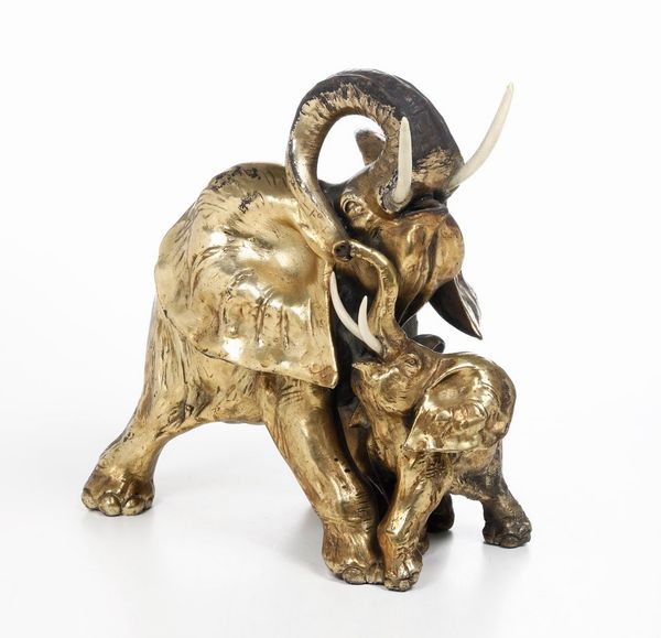 Scultura con elefante ed elefantino.<BR>Napoli, Giuseppe Granello per la Manifattura Cacciapuoti, anni 20 del Novecento.  - Asta Ceramiche - Associazione Nazionale - Case d'Asta italiane