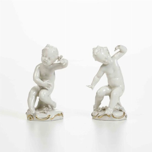 Coppia di figurine di putti, XX secolo.<BR>Porcellana. Marca: N con corona in blu.  - Asta Ceramiche - Associazione Nazionale - Case d'Asta italiane