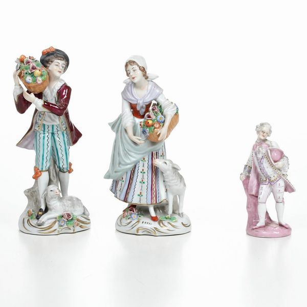 Coppia di figurine raffiguranti pastorelli. <BR>Germania, Manifattura di Sitzendorf, XX secolo.  - Asta Ceramiche - Associazione Nazionale - Case d'Asta italiane