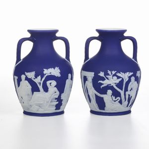 Coppia di vasi Portland.<BR>Inghilterra, Manifattura Wedgwood, 1900 circa.<BR>  - Asta Ceramiche - Associazione Nazionale - Case d'Asta italiane