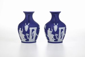 Coppia di vasi Portland.<BR>Inghilterra, Manifattura Wedgwood, 1900 circa.<BR>  - Asta Ceramiche - Associazione Nazionale - Case d'Asta italiane