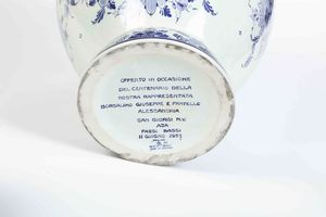 Potiche per il centenario del cappellificio Borsalino di Alessandria.<BR>Olanda, Manifattura di Delft, 1957 circa.  - Asta Ceramiche - Associazione Nazionale - Case d'Asta italiane