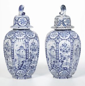 Coppia di potiches. <BR>Olanda, Manifattura di Delft, XX secolo.  - Asta Ceramiche - Associazione Nazionale - Case d'Asta italiane