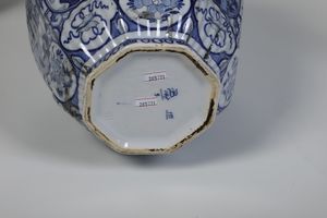 Coppia di potiches. <BR>Olanda, Manifattura di Delft, XX secolo.  - Asta Ceramiche - Associazione Nazionale - Case d'Asta italiane