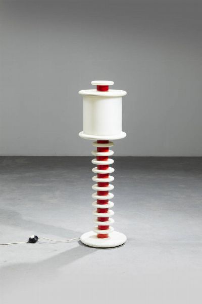 ETTORE SOTTSASS  nello stile di : Lampada da terra  - Asta Design  - Associazione Nazionale - Case d'Asta italiane