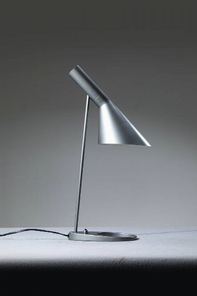 ARNE JACOBSEN : Lampada da tavolo orientabile mod. AJ  - Asta Design  - Associazione Nazionale - Case d'Asta italiane