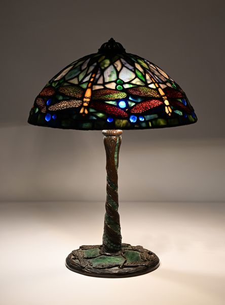 Lampada da tavolo a tre luci ad imitazione della Tiffany Dragonflies  - Asta Antiquariato: Arredi, Dipinti, Oggetti d'Arte, Arte Orientale. - Associazione Nazionale - Case d'Asta italiane