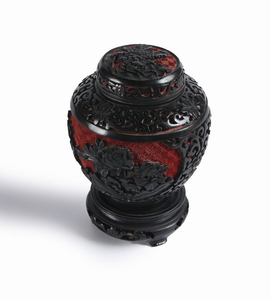 Piccolo ginger-jar in lacca nera intagliata, Cina  - Asta Antiquariato: Arredi, Dipinti, Oggetti d'Arte, Arte Orientale. - Associazione Nazionale - Case d'Asta italiane