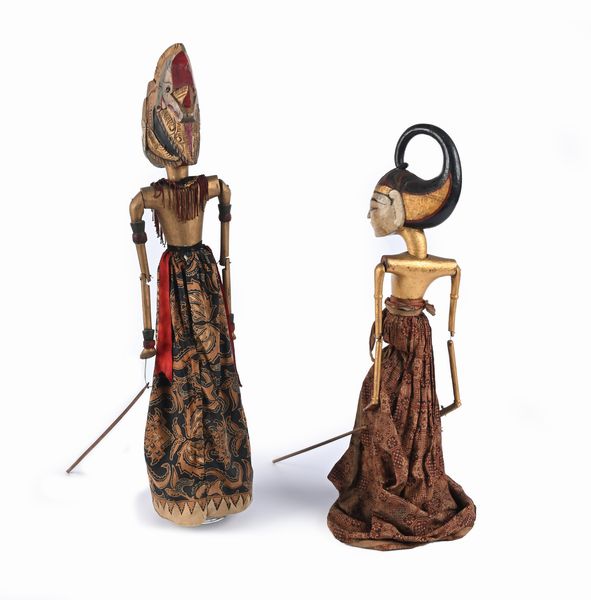 Due burattini sundanesi del teatro Wayang Golek, Giava occidentale, Indonesia, fine XIX/inizi XX secolo  - Asta Antiquariato: Arredi, Dipinti, Oggetti d'Arte, Arte Orientale. - Associazione Nazionale - Case d'Asta italiane