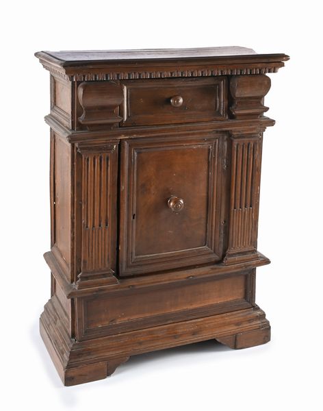 Piccola credenza in noce  - Asta Antiquariato: Arredi, Dipinti, Oggetti d'Arte, Arte Orientale. - Associazione Nazionale - Case d'Asta italiane