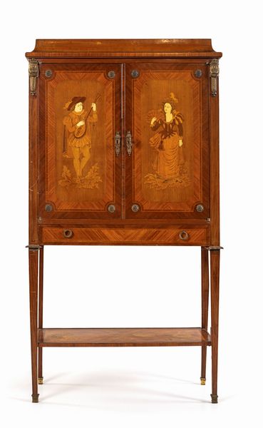 Mobile a due sportelli in legno intarsiato, Inghilterra, fine del XIX/inizi del XX secolo  - Asta Antiquariato: Arredi, Dipinti, Oggetti d'Arte, Arte Orientale. - Associazione Nazionale - Case d'Asta italiane