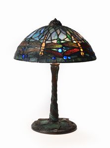 Lampada da tavolo a tre luci ad imitazione della Tiffany Dragonflies  - Asta Antiquariato: Arredi, Dipinti, Oggetti d'Arte, Arte Orientale. - Associazione Nazionale - Case d'Asta italiane