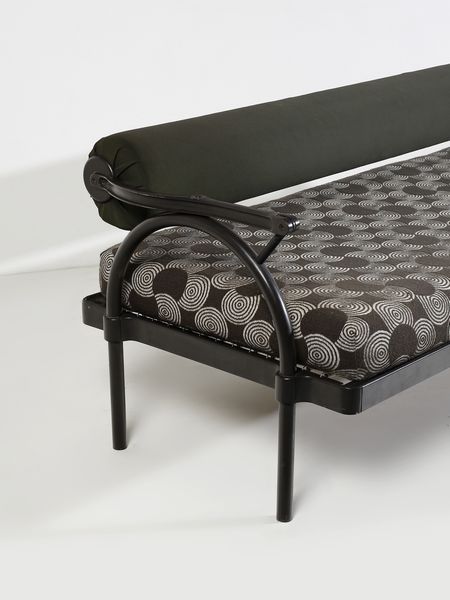 MARI ENZO (1932 - 2020) : Letto trasformabile in divano mediante schienale applicabile mod. Day-Night per Driade, Italia  - Asta Asta 476 | DESIGN E ARTI DECORATIVE DEL NOVECENTO Online - Associazione Nazionale - Case d'Asta italiane