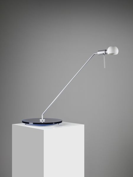 DE LUCCHI MICHELE (n. 1951) : Lampada da tavolo mod. Vega per Fontana Arte, Milano  - Asta Asta 476 | DESIGN E ARTI DECORATIVE DEL NOVECENTO Online - Associazione Nazionale - Case d'Asta italiane