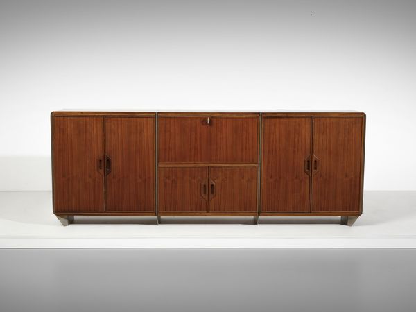 MANIFATTURA ITALIANA : Credenza a sei ante e vano a ribalta  - Asta Asta 476 | DESIGN E ARTI DECORATIVE DEL NOVECENTO Online - Associazione Nazionale - Case d'Asta italiane