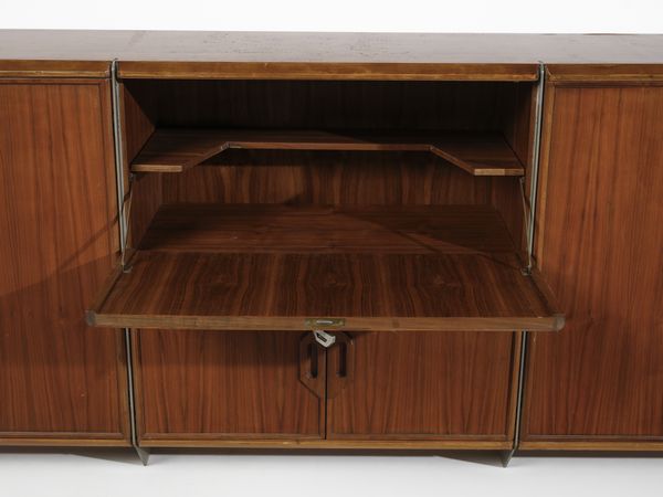 MANIFATTURA ITALIANA : Credenza a sei ante e vano a ribalta  - Asta Asta 476 | DESIGN E ARTI DECORATIVE DEL NOVECENTO Online - Associazione Nazionale - Case d'Asta italiane