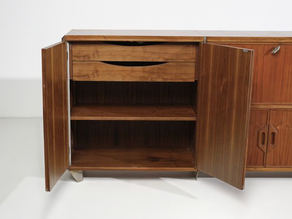 MANIFATTURA ITALIANA : Credenza a sei ante e vano a ribalta  - Asta Asta 476 | DESIGN E ARTI DECORATIVE DEL NOVECENTO Online - Associazione Nazionale - Case d'Asta italiane