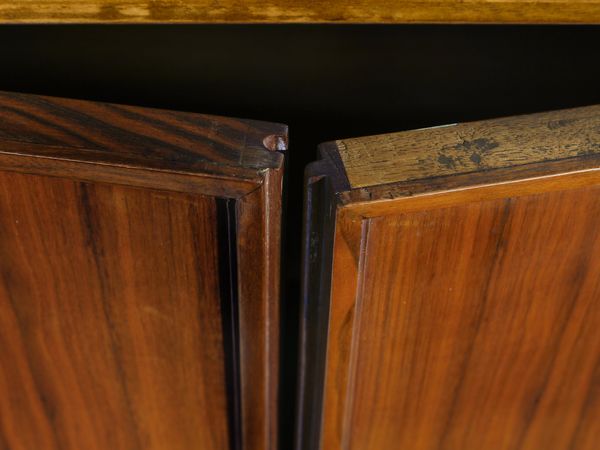 MANIFATTURA ITALIANA : Credenza a sei ante e vano a ribalta  - Asta Asta 476 | DESIGN E ARTI DECORATIVE DEL NOVECENTO Online - Associazione Nazionale - Case d'Asta italiane