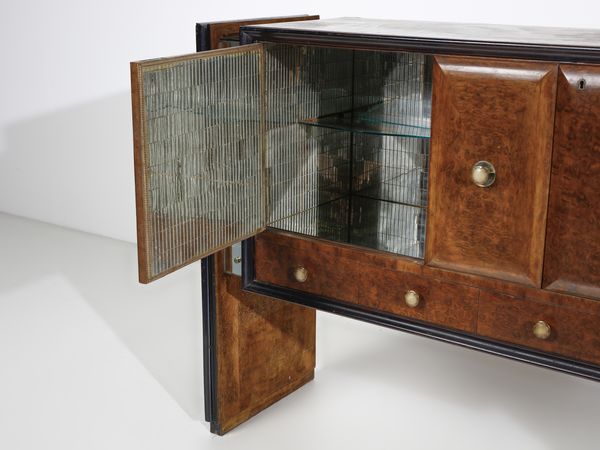 MANIFATTURA ITALIANA : Credenza a cassettini e ante con interno illuminato  - Asta Asta 476 | DESIGN E ARTI DECORATIVE DEL NOVECENTO Online - Associazione Nazionale - Case d'Asta italiane