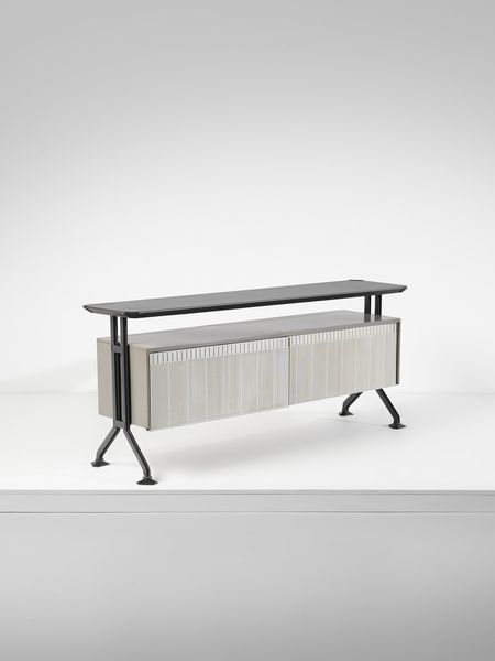 BBPR (Barbiano di Belgiojoso, Peressutti, Rogers) : Credenza/consolle ad ante scorrevoli della serie Arco per Olivetti Arredamenti Metallici, Ivrea  - Asta Asta 476 | DESIGN E ARTI DECORATIVE DEL NOVECENTO Online - Associazione Nazionale - Case d'Asta italiane