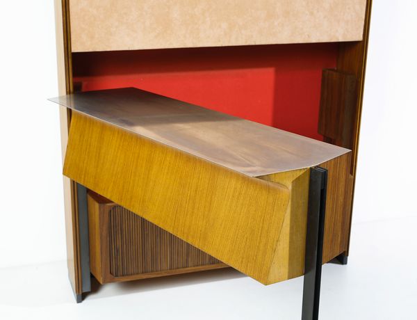 BORSANI OSVALDO (1911 - 1985) : Grande mobile bar luminoso con isola a scomparsa imperniata su un lato per Arredamento Borsani Varedo  - Asta Asta 476 | DESIGN E ARTI DECORATIVE DEL NOVECENTO Online - Associazione Nazionale - Case d'Asta italiane