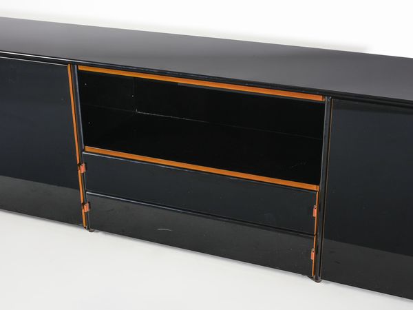 SCARPA AFRA (1937-2011) & TOBIA (n. 1935) : Credenza ad ante e cassetti della serie Mount per Molteni, Italia  - Asta Asta 476 | DESIGN E ARTI DECORATIVE DEL NOVECENTO Online - Associazione Nazionale - Case d'Asta italiane