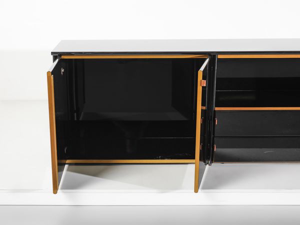 SCARPA AFRA (1937-2011) & TOBIA (n. 1935) : Credenza ad ante e cassetti della serie Mount per Molteni, Italia  - Asta Asta 476 | DESIGN E ARTI DECORATIVE DEL NOVECENTO Online - Associazione Nazionale - Case d'Asta italiane