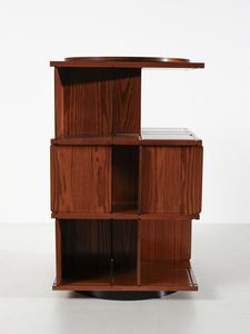 FRATTINI GIANFRANCO (1926 - 2004) : Libreria da centro girevole con ripiani posizionabili mod. 823 per Bernini, Ceriano Laghetto  - Asta Asta 476 | DESIGN E ARTI DECORATIVE DEL NOVECENTO Online - Associazione Nazionale - Case d'Asta italiane