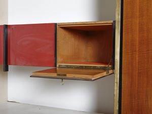 GRASSI LILIANA (1923 - 1985) : Mobile ad incasso su disegno a due campate con ripiano a giorno, stipi, guardaroba, esecuzione Serafino Arrighi, Cant  - Asta Asta 476 | DESIGN E ARTI DECORATIVE DEL NOVECENTO Online - Associazione Nazionale - Case d'Asta italiane