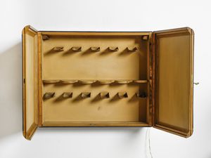 FONTANA ARTE : Mobiletto pensile, Milano  - Asta Asta 476 | DESIGN E ARTI DECORATIVE DEL NOVECENTO Online - Associazione Nazionale - Case d'Asta italiane