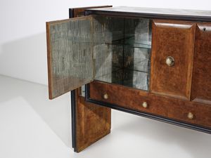 MANIFATTURA ITALIANA : Credenza a cassettini e ante con interno illuminato  - Asta Asta 476 | DESIGN E ARTI DECORATIVE DEL NOVECENTO Online - Associazione Nazionale - Case d'Asta italiane