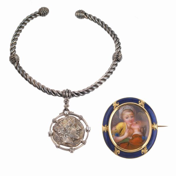 BRACCIALE E SPILLA CON MINIATURA  - Asta GIOIELLI - Associazione Nazionale - Case d'Asta italiane