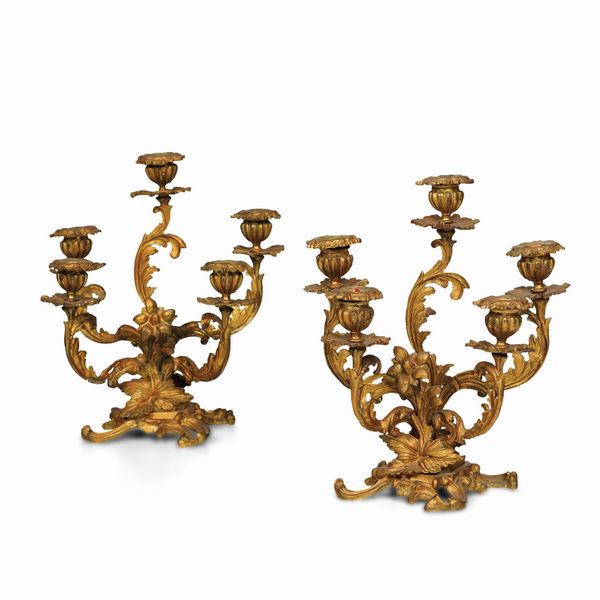 Coppia di candelabri a cinque fiamme in metallo dorato  - Asta Antiquariato - Associazione Nazionale - Case d'Asta italiane