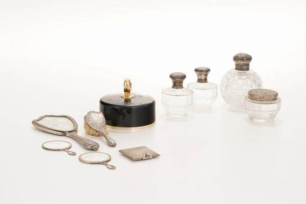 Set da toilette in argento e vetro. XX secolo  - Asta Antiquariato - Associazione Nazionale - Case d'Asta italiane