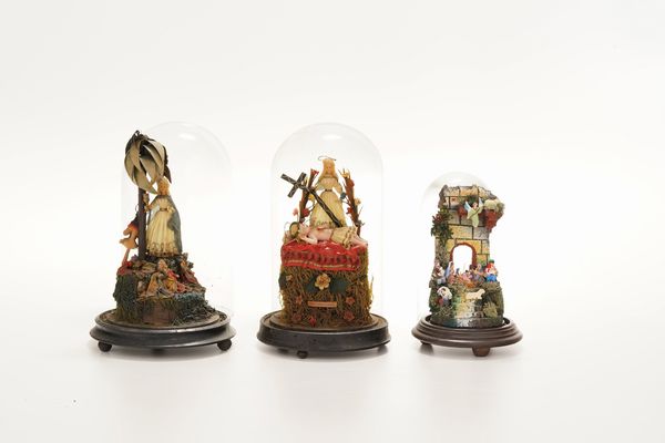 Tre gruppi da presepe in teca di legno e vetro. XX secolo  - Asta Antiquariato - Associazione Nazionale - Case d'Asta italiane