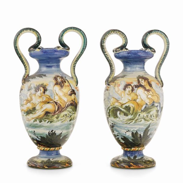 Coppia di vasi biansati in maiolica. XX secolo  - Asta Antiquariato - Associazione Nazionale - Case d'Asta italiane