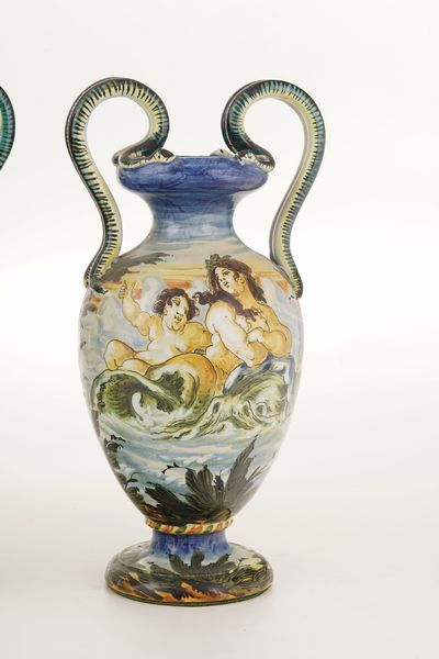 Coppia di vasi biansati in maiolica. XX secolo  - Asta Antiquariato - Associazione Nazionale - Case d'Asta italiane